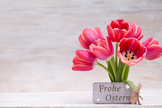 Tulipani rosa, fiori primaverili e decorazioni pasquali