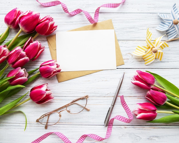 Tulipani rosa primavera e biglietto di auguri