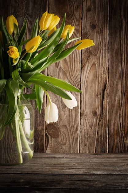 Tulipani su sfondo di legno