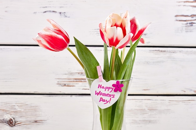 Tulipani su superficie di legno Celebrazione del giorno delle donne