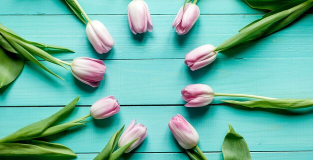 tulipani su uno sfondo di legno, con copia spazio per il testo.