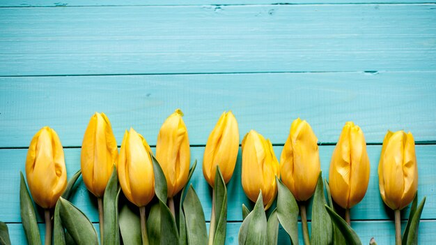 tulipani su uno sfondo di legno, con copia spazio per il testo.