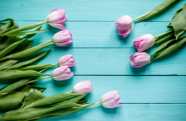 tulipani su uno sfondo di legno, con copia spazio per il testo.