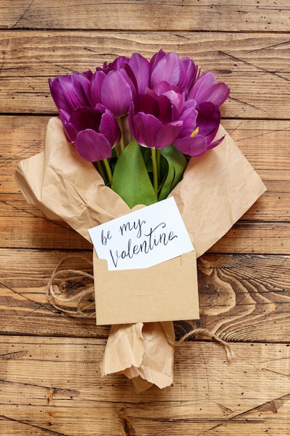 Tulipani viola Bouquet e carta ESSERE IL MIO SAN VALENTINO sulla tavola di legno