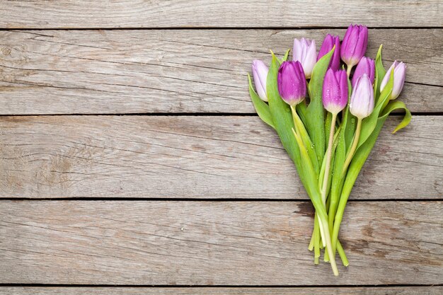 Tulipani viola su un tavolo di legno