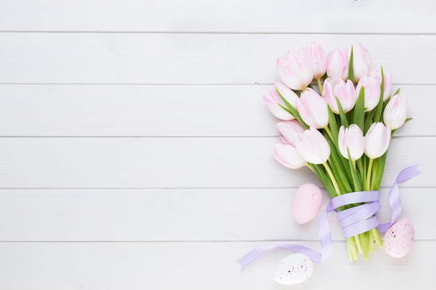 Tulipano rosa pastello di colore sul bianco. Pasqua.