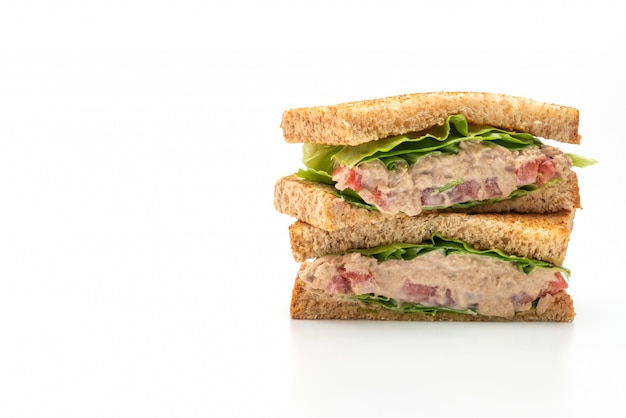 Tuna Sandwich casalinga su fondo bianco