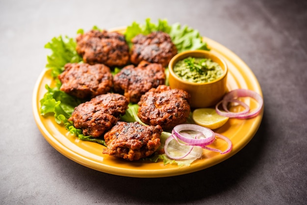 Tunde Ke Kabab, noto anche come galouti kebab di bufala, pollo o carne, è un piatto morbido a base di carne macinata popolare in India