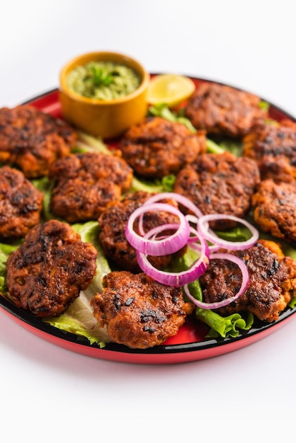 Tunde Ke Kabab, noto anche come galouti kebab di bufala, pollo o carne, è un piatto morbido a base di carne macinata popolare in India