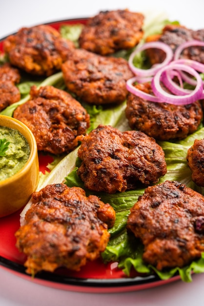 Tunde Ke Kabab, noto anche come galouti kebab di bufala, pollo o carne, è un piatto morbido a base di carne macinata popolare in India