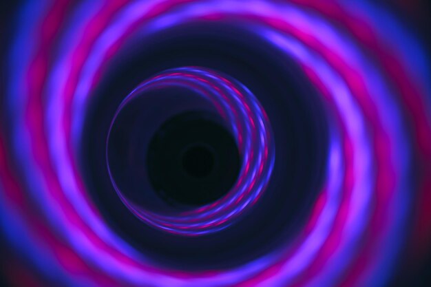 Tunnel a vortice astratto con luce viola su uno sfondo strutturato per il design