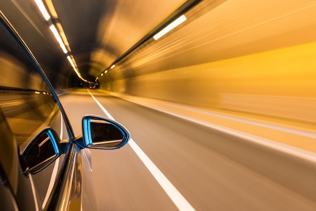 Tunnel all'interno con sfocatura del movimento di guida dell'auto