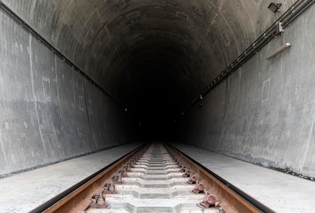 Tunnel ferroviario che attraversa la montagna