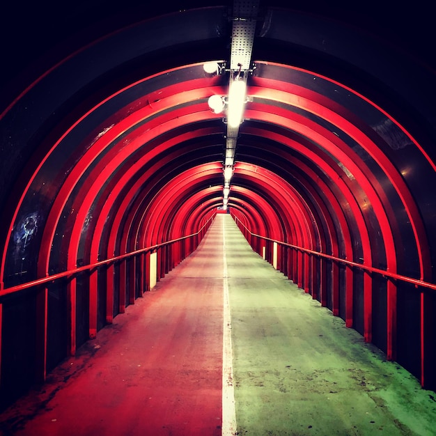 Tunnel illuminato vuoto