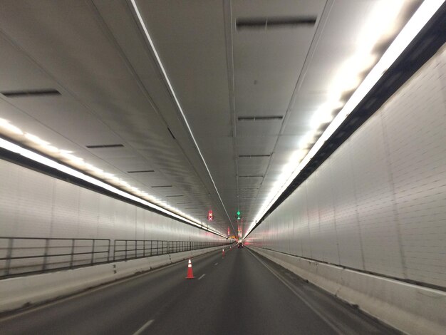 Tunnel illuminato