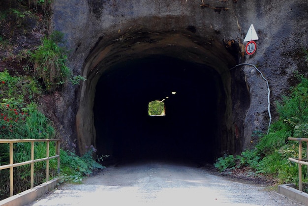 Tunnel in una montagna