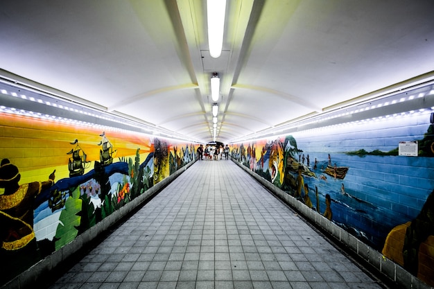 Tunnel sotterraneo con grafica o graffiti sul muro