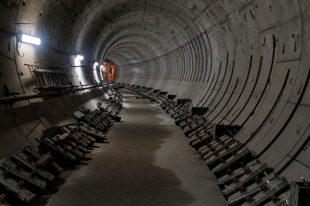 Tunnel sotterraneo tortuoso della metropolitana che va in lontananza