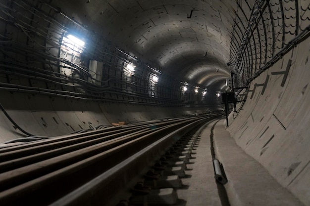 Tunnel sotterraneo tortuoso della metropolitana che va in lontananza