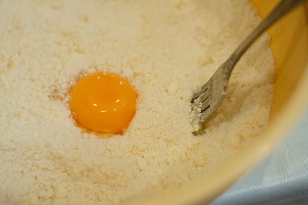 Tuorlo d'uovo, spezzato in pasta con una forchetta