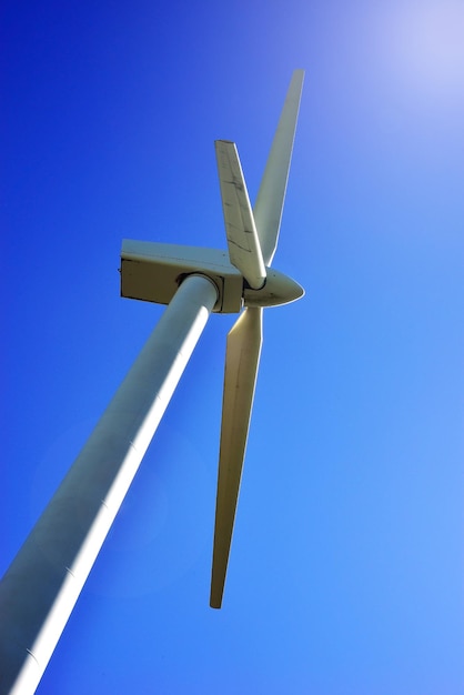 Turbina di accumulo di energia eolica bianca contro il cielo blu