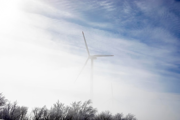 Turbina eolica che genera elettricità in una giornata nebbiosa