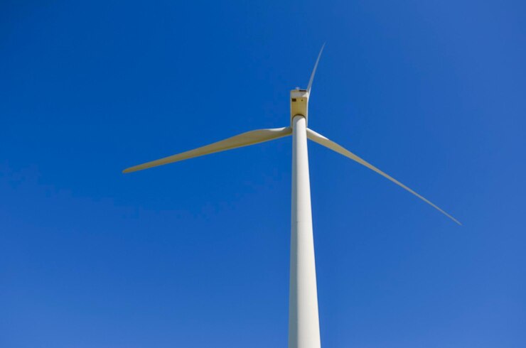 Foto turbina eolica che genera energia rinnovabile contro il cielo blu