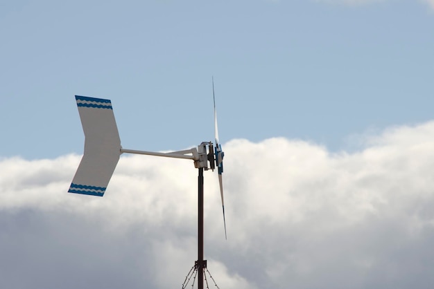 turbina eolica domestica energia elettrica pulita con cielo blu sullo sfondo