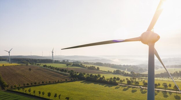 Turbina eolica e campi agricoli - Produzione di energia con energia pulita e rinnovabile - copyspace per il tuo testo individuale