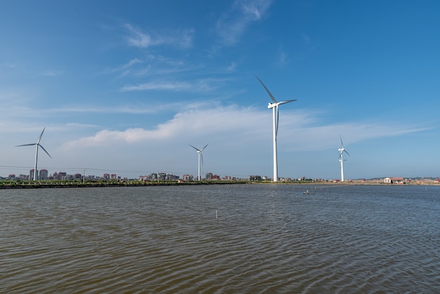 Turbina eolica in mezzo al mare