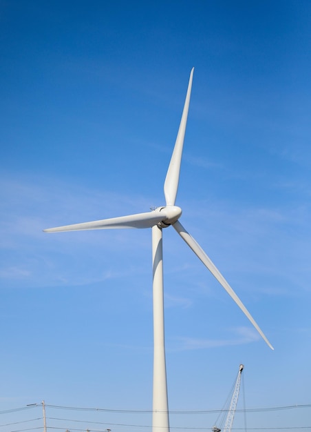 turbina eolica in piedi alta contro un cielo blu chiaro che simboleggia la sostenibilità energia rinnovabile a