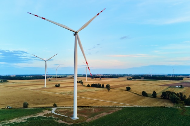 Turbina eolica nel campo. Concetto di energia eolica. Energie rinnovabili per la protezione del clima