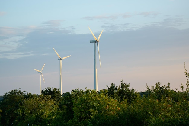 Turbine eoliche al tramonto con un bel cielo