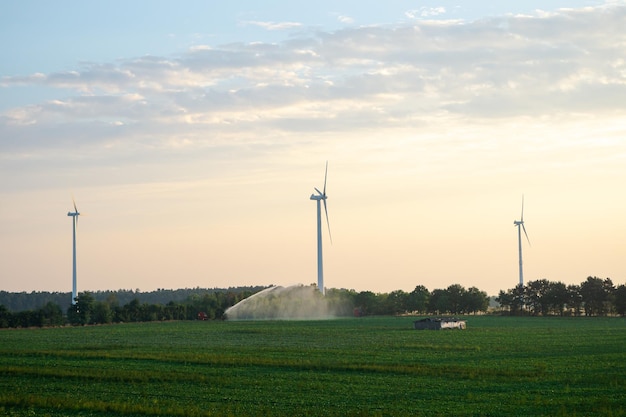 Turbine eoliche al tramonto con un bel cielo