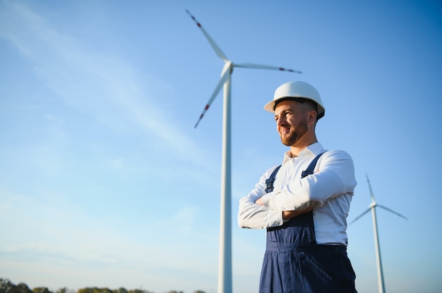 Turbine eoliche che generano elettricità. concetto di risparmio energetico.