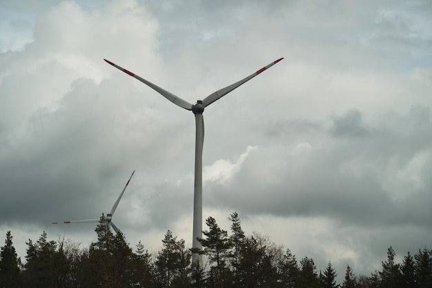 Turbine eoliche contro il cielo Turbine eoliche in Europa Concetto di futuro sostenibile e verde