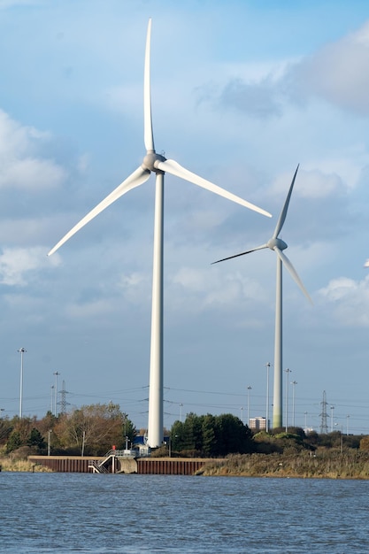 Turbine eoliche contro il cielo