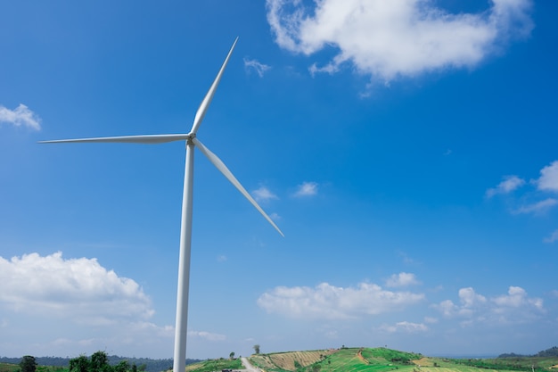 Turbine eoliche dietro il cielo