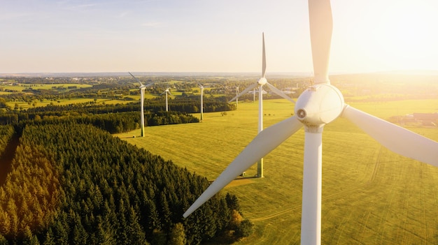 Turbine eoliche e campi agricoli in una giornata estiva - Produzione di energia con energia pulita e rinnovabile - ripresa aerea, stile immagine analogica