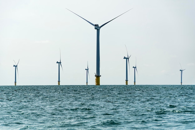 Turbine eoliche in mare contro il cielo