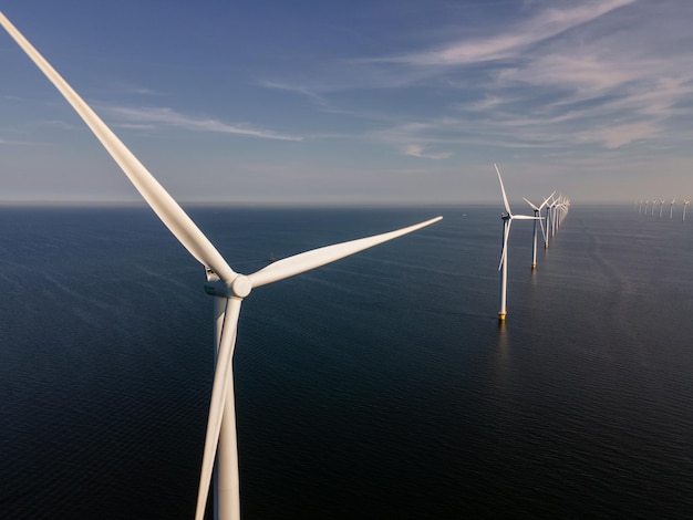 Turbine eoliche in mare contro il cielo