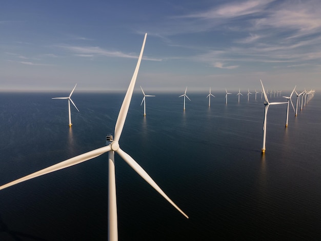 Turbine eoliche in mare contro il cielo