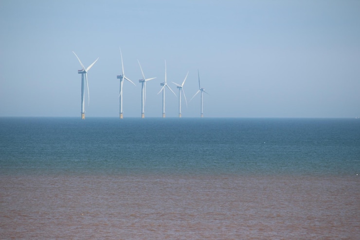 Foto turbine eoliche in mare contro il cielo
