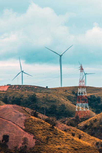 Turbine eoliche in mattina di sole