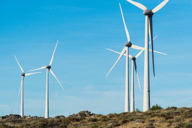 Turbine eoliche in montagne rocciose in Portogallo