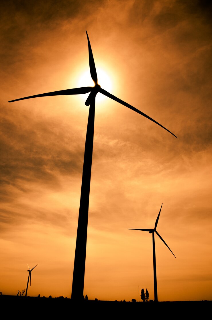 Turbine eoliche in Silhouette