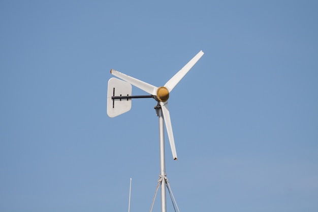 Turbine eoliche in una fattoria