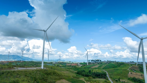 Turbine eoliche Mulino a vento Energy Farm Mulino a vento sul cielo blu nuvole gonfie