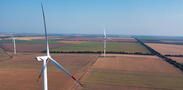 Turbine eoliche su terreno pianeggiante Panorama Energia verde