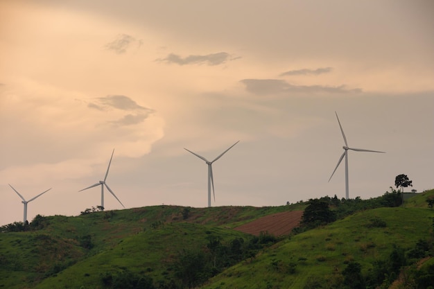 Turbine eoliche sulla cima di una montagna circondata da alberi verdi Phetchabun Thailandia